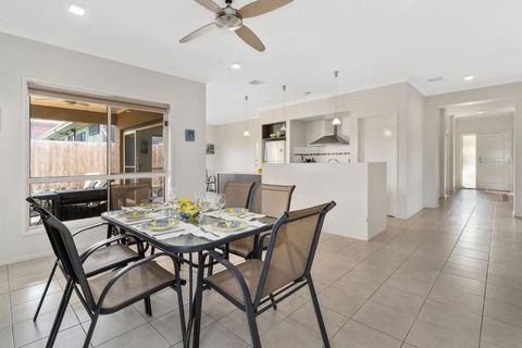 Modern Beachside 5 Bedrooms - Darwin Holiday 3