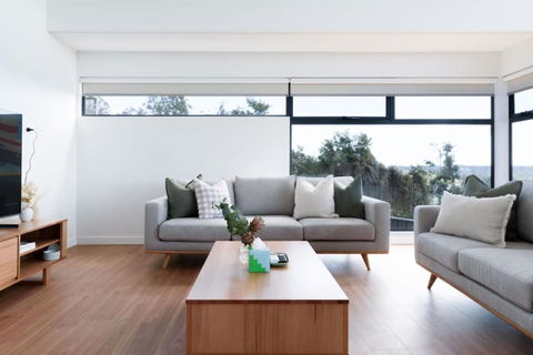 Modern Beaconsfield Retreat With Town Views - Darwin Holiday 0