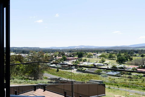 Modern Beaconsfield Retreat With Town Views - Darwin Holiday 1
