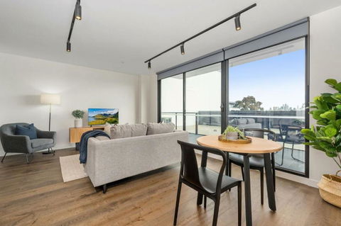 Modern Brunswick - Darwin Holiday 0