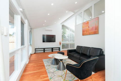 Modern Cozy Retreat-4Bedroom, Full Kitchen, Coffee Machine, Cot, Pets Allowed-Fully Fenced,FreeWifi, Netflix, 2TV - Darwin Holiday 0