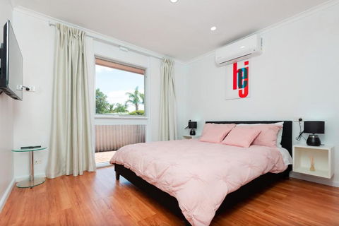 Modern Cozy Retreat-4Bedroom, Full Kitchen, Coffee Machine, Cot, Pets Allowed-Fully Fenced,FreeWifi, Netflix, 2TV - Darwin Holiday 3