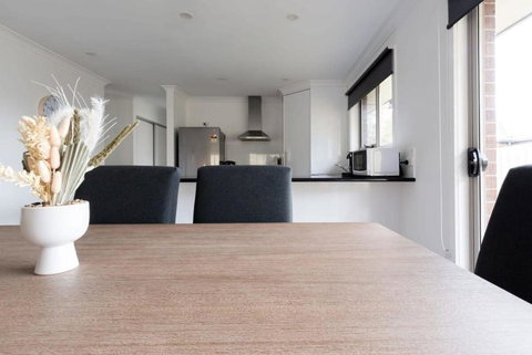 Modern Delight: Cosy Home With Parking - Darwin Holiday 3