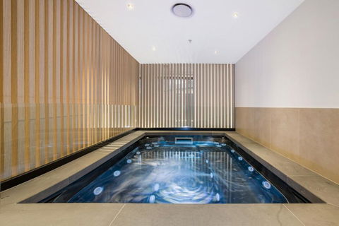 Modern, Executive 1 Bedroom Apartment With Balcony - Darwin Holiday 1