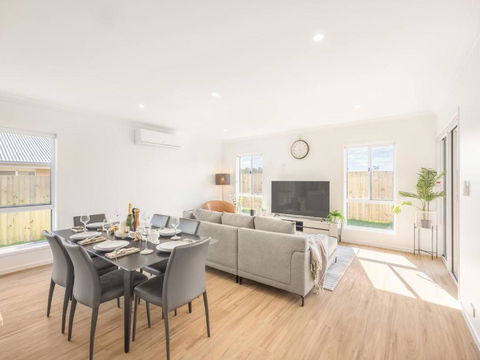 Modern Family Retreat In Premier GreenbankLocation - Darwin Holiday 1