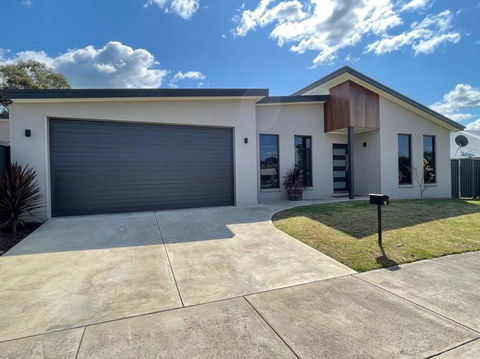 Modern Home Away From Home - Darwin Holiday 0