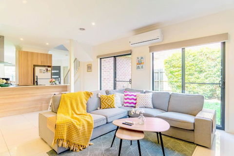 Modern Home In Central Oakleigh East - Darwin Holiday 0