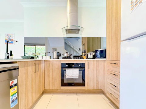 Modern Home In Central Oakleigh East - Darwin Holiday 3