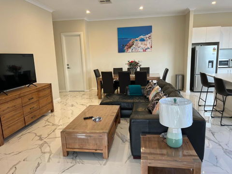 Modern House Between Airport And Sea - Darwin Holiday 0