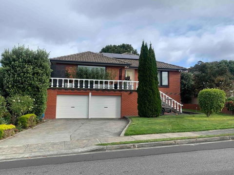 Modern Light Filled Home Near Beaches - Darwin Holiday 0