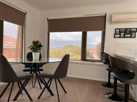 Modern Light Filled Home Near Beaches - Darwin Holiday 3