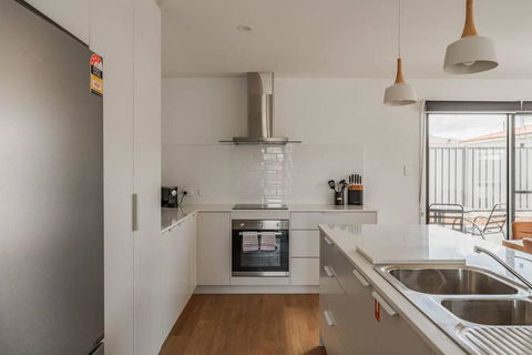Modern Living With Simplistic Charm - Darwin Holiday 3