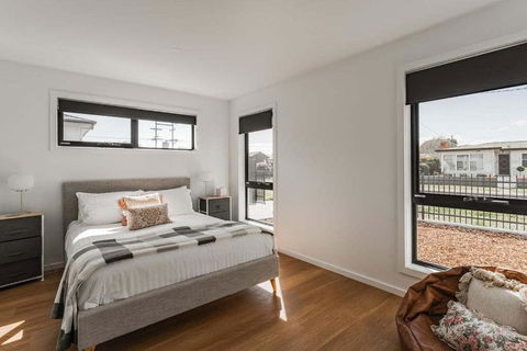 Modern Living With Simplistic Charm - Darwin Holiday 2