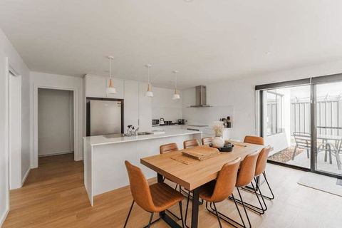 Modern Living With Simplistic Charm - Darwin Holiday 0