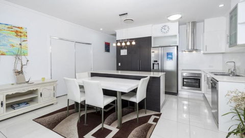 Modern Luxury Across From The Water - Darwin Holiday 2