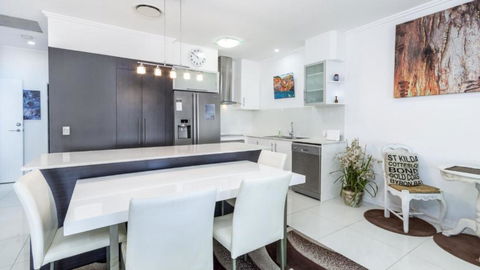 Modern Luxury Across From The Water - Darwin Holiday 3