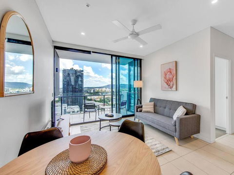 Modern Mountain View Apartment - South Brisbane - Darwin Holiday 0