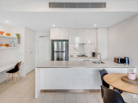 Modern Mountain View Apartment - South Brisbane - Darwin Holiday 1