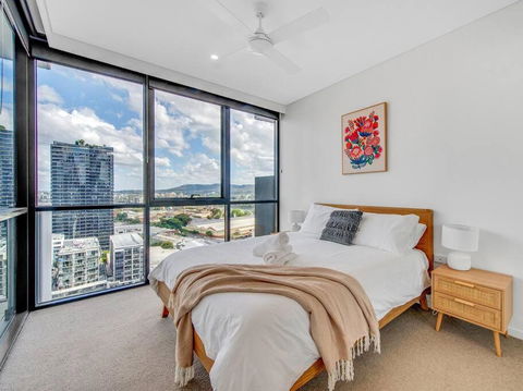 Modern Mountain View Apartment - South Brisbane - Darwin Holiday 2