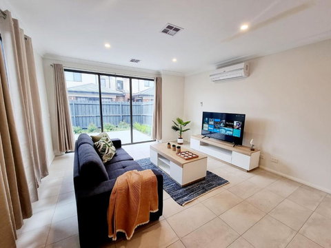 Modern Narre Warren Three Bedroom Townhouse, Close To Fountain Gate SC - Darwin Holiday 1