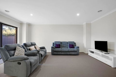 Modern Pakenham Family Home Near Lakeside - Darwin Holiday 0