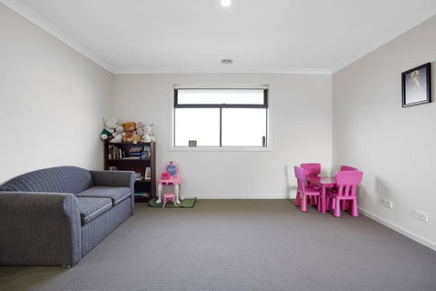 Modern Pakenham Family Home Near Lakeside - Darwin Holiday 2