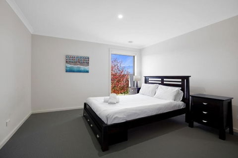 Modern Pakenham Family Home Near Lakeside - Darwin Holiday 1