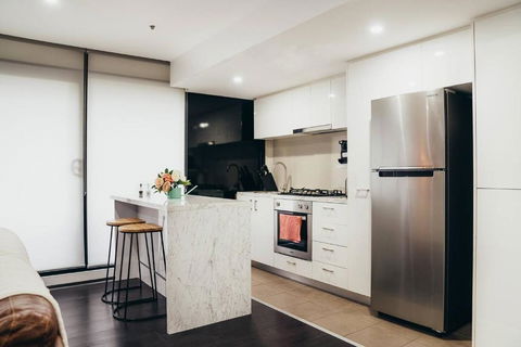 Modern Resort-style Stay Near Queen Vic Market - Darwin Holiday 1