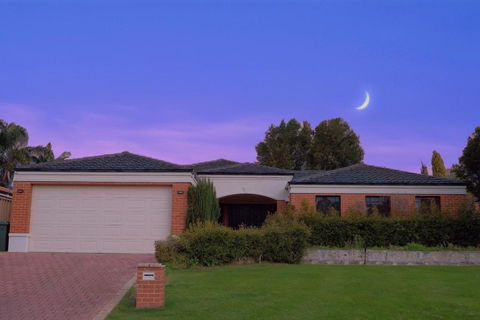 Modern Retro House Nr Airport 6Bedrooms Yard N Parking - Darwin Holiday 0