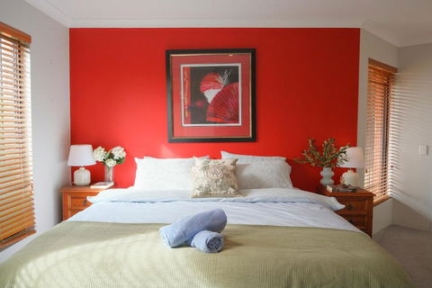 Modern Retro House Nr Airport 6Bedrooms Yard N Parking - Darwin Holiday 1