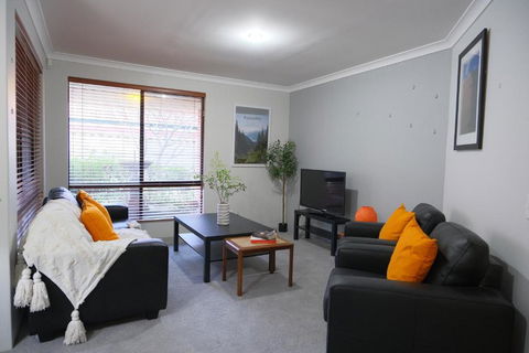 Modern Retro House Nr Airport 6Bedrooms Yard N Parking - Darwin Holiday 3