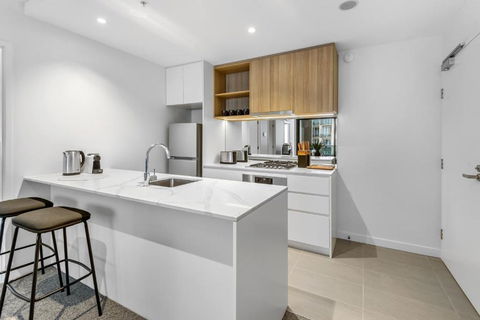 Modern Southbank 2-Bed Apartment With Gym & Pool - Darwin Holiday 1