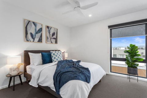 Modern Spacious Coastal 4 Bedroom Town House - Darwin Holiday 1