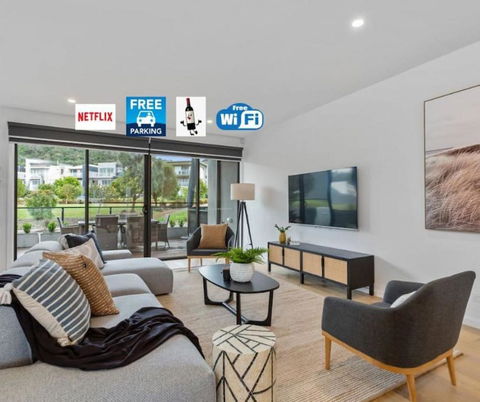 Modern Spacious Coastal 4 Bedroom Town House - Darwin Holiday 0