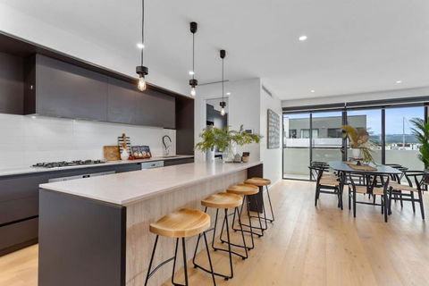 Modern Spacious Coastal 4 Bedroom Town House - Darwin Holiday 3