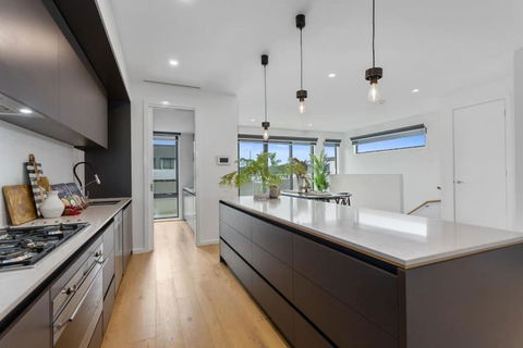 Modern Spacious Coastal 4 Bedroom Town House - Darwin Holiday 2