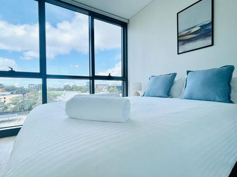 Modern Stylish 3 Bedroom Condo - Parking, Gym, Pool - Darwin Holiday 0