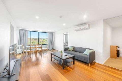Modern Three Bedroom Apartment In Turner Canberra - Darwin Holiday 0