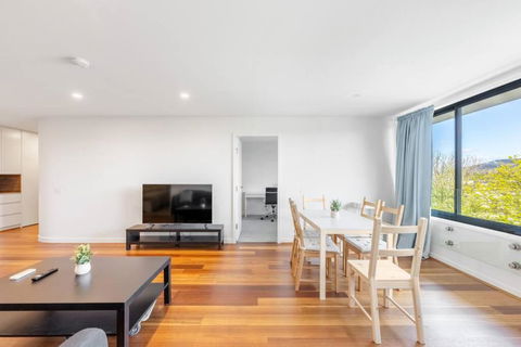 Modern Three Bedroom Apartment In Turner Canberra - Darwin Holiday 1