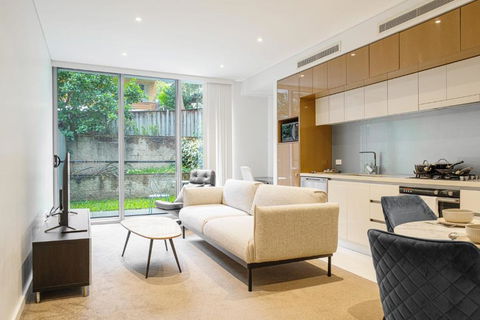 Modern Urban Retreat 1BR Apt Near Chatswood - Darwin Holiday 0