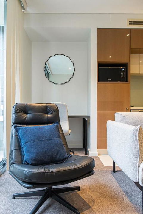 Modern Urban Retreat 1BR Apt Near Chatswood - Darwin Holiday 1