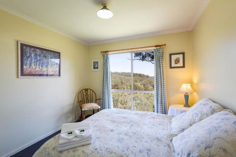 Moffat Falls Cottage Overlooking Waterfalls And Mountains - Darwin Holiday 3