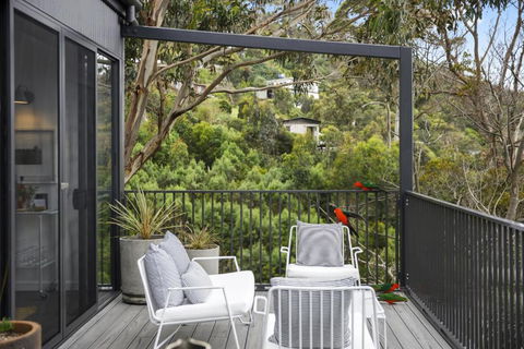 Months And Seasons - Momentary Escapes - Coastal House - Darwin Holiday 2