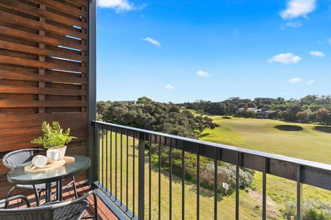 Moonah Links Apartments - Fairway Views, Golf, Hot Springs - Darwin Holiday 1