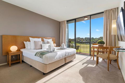 Moonah Links Apartments - Fairway Views, Golf, Hot Springs - Darwin Holiday 3
