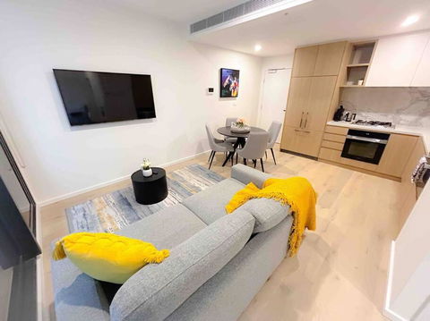 Moonee Ponds Living On Young - 205 - Darwin Holiday 0