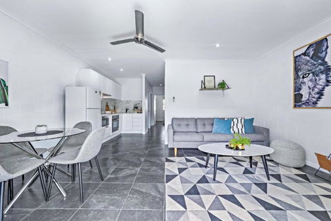 Modern Beach Front Apartment - Darwin Holiday 0