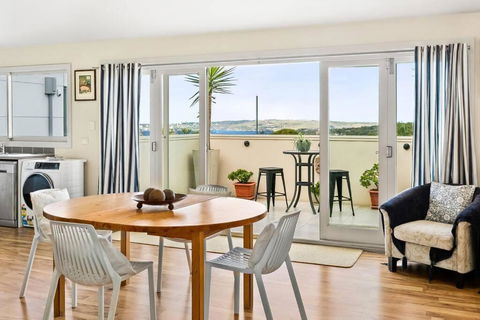 MUS14 - 2 Bedroom Apartment - Muston Street, Mosman - Darwin Holiday 0