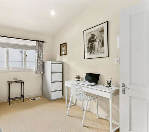 MUS14 - 2 Bedroom Apartment - Muston Street, Mosman - Darwin Holiday 3