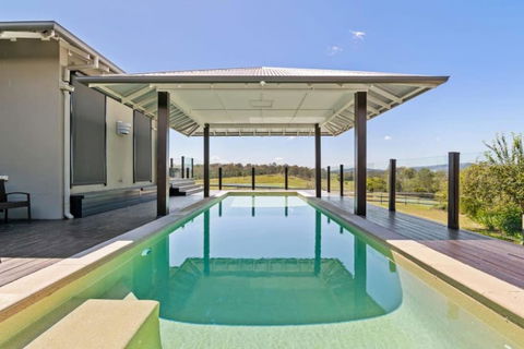 Mountain Majesty With Poolside Relaxing Getaway - Darwin Holiday 1